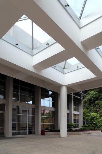 A roof with large glass windows covers the entry forecourt.